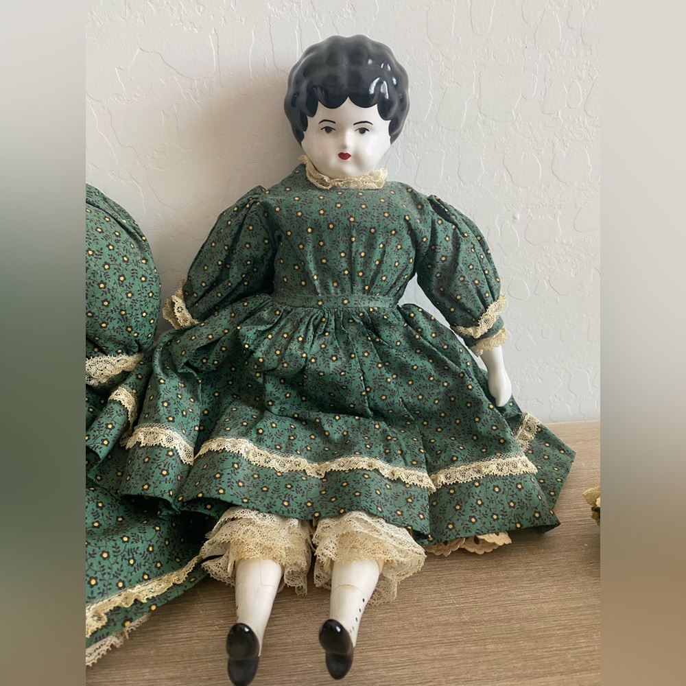 3 Vintage Porcelain Dolls in Green Dresses - Picture 4 of 14